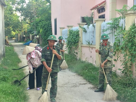 Các chiến sĩ Trung đoàn 141, Sư đoàn 312 (Quân đoàn 1) lao động giúp dân.
